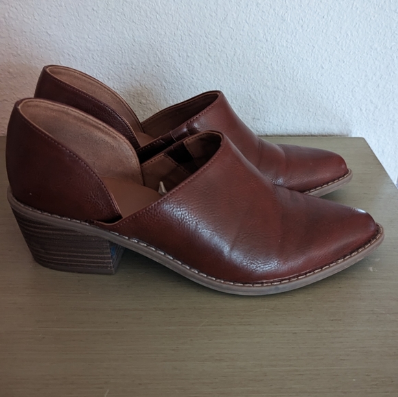 Universal Thread Mules - Picture 1 of 3